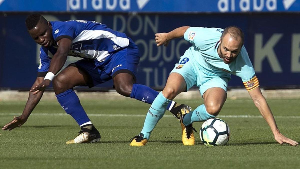 El centrocampista manchego pugnando con Wakaso