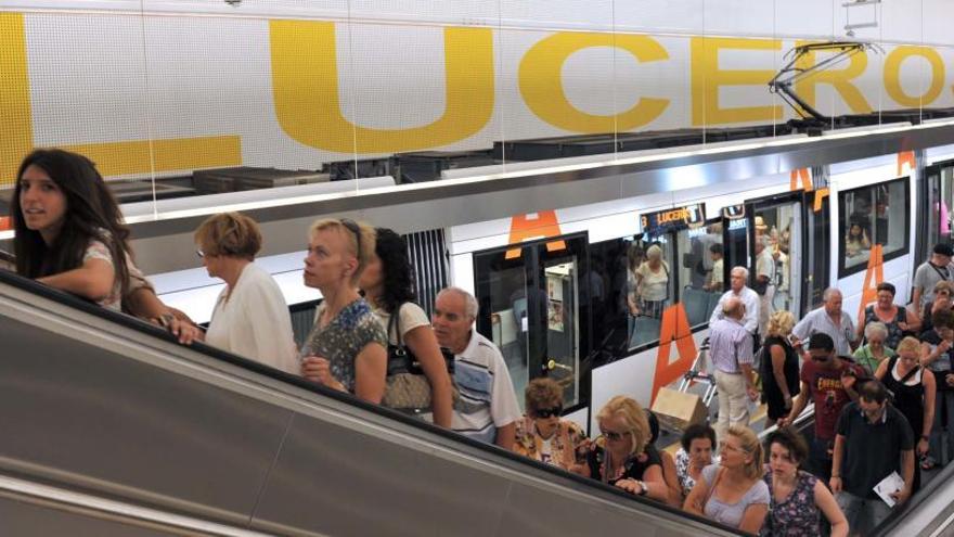 Pasajeros del TRAM subiendo por las escaleras mecánicas de Luceros tras llegar en un tranvía.