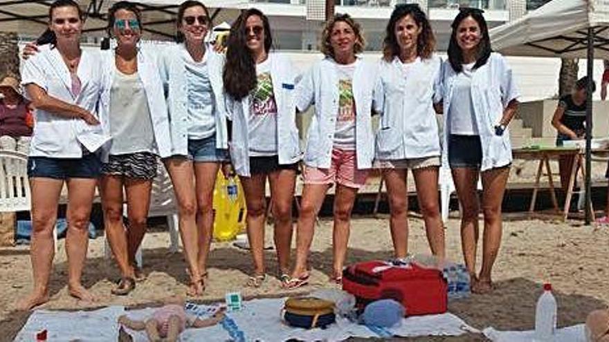 Imagen del equipo de médicas y enfermeras participantes en la jornada &#039;Una playa para todos&#039;.
