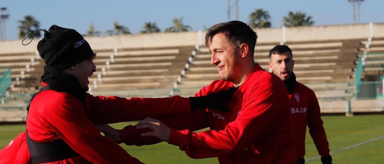 Carracedo bromea con Simo durante el entrenamiento del Córdoba CF en la Ciudad Deportiva, este miércoles.