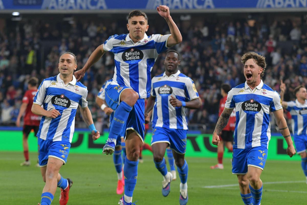 Los jugadores del Dépor celebran el gol de penalti de Yeremay contra el Mirandés en Riazor.