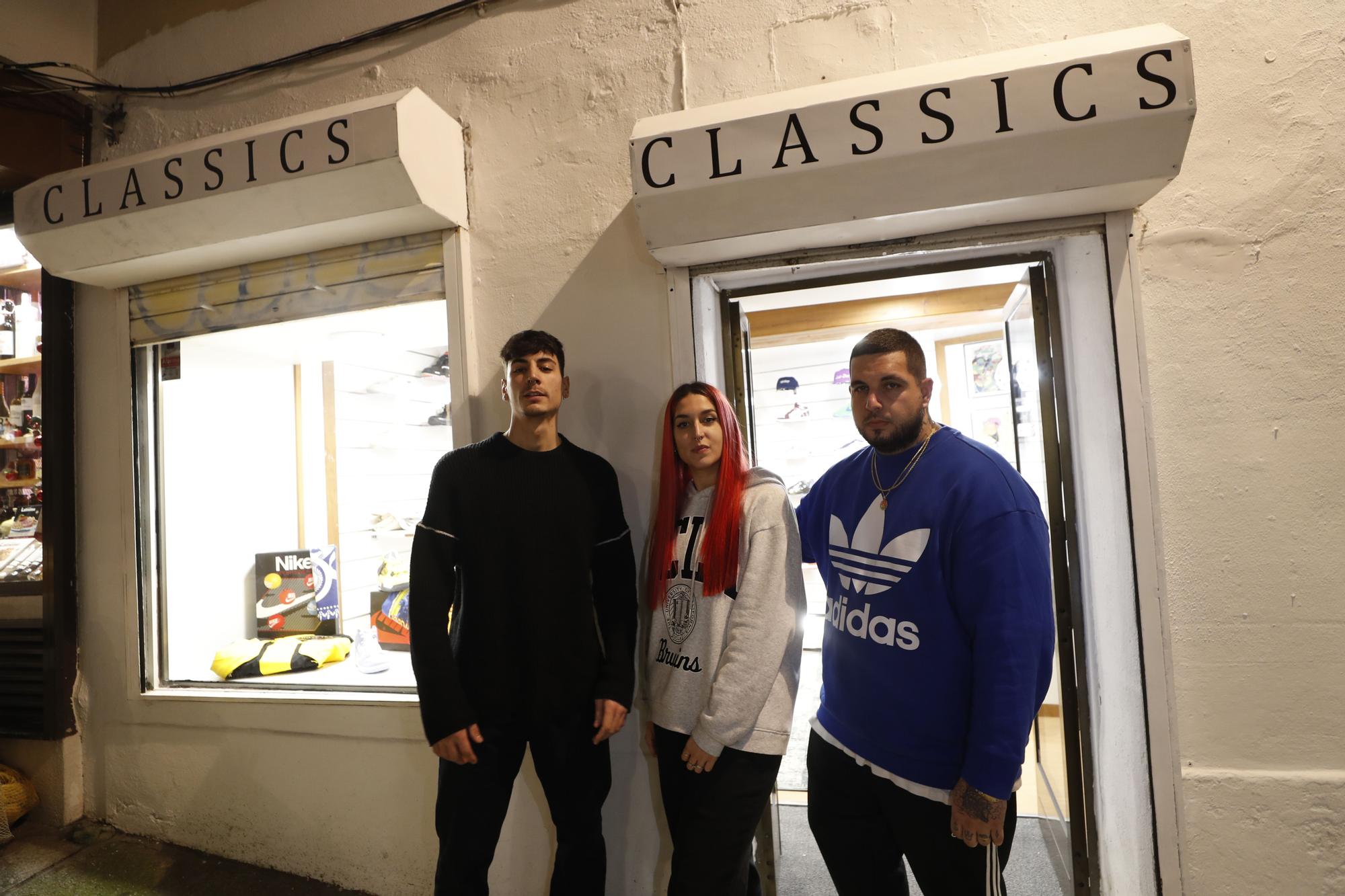 Los tres socios de Classics Sneakers posan ante la tienda, en el entorno de la Colegiata