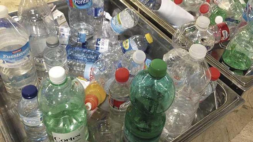 Una botella de agua puede contener hasta 240.000 fragmentos de  microplásticos - El Periódico de España