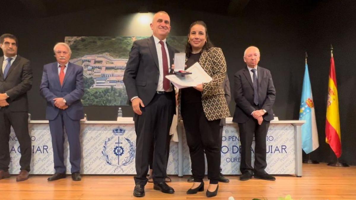 Ana María Gómez, supervisora del Sergas, recibe su medalla.   | // FDV