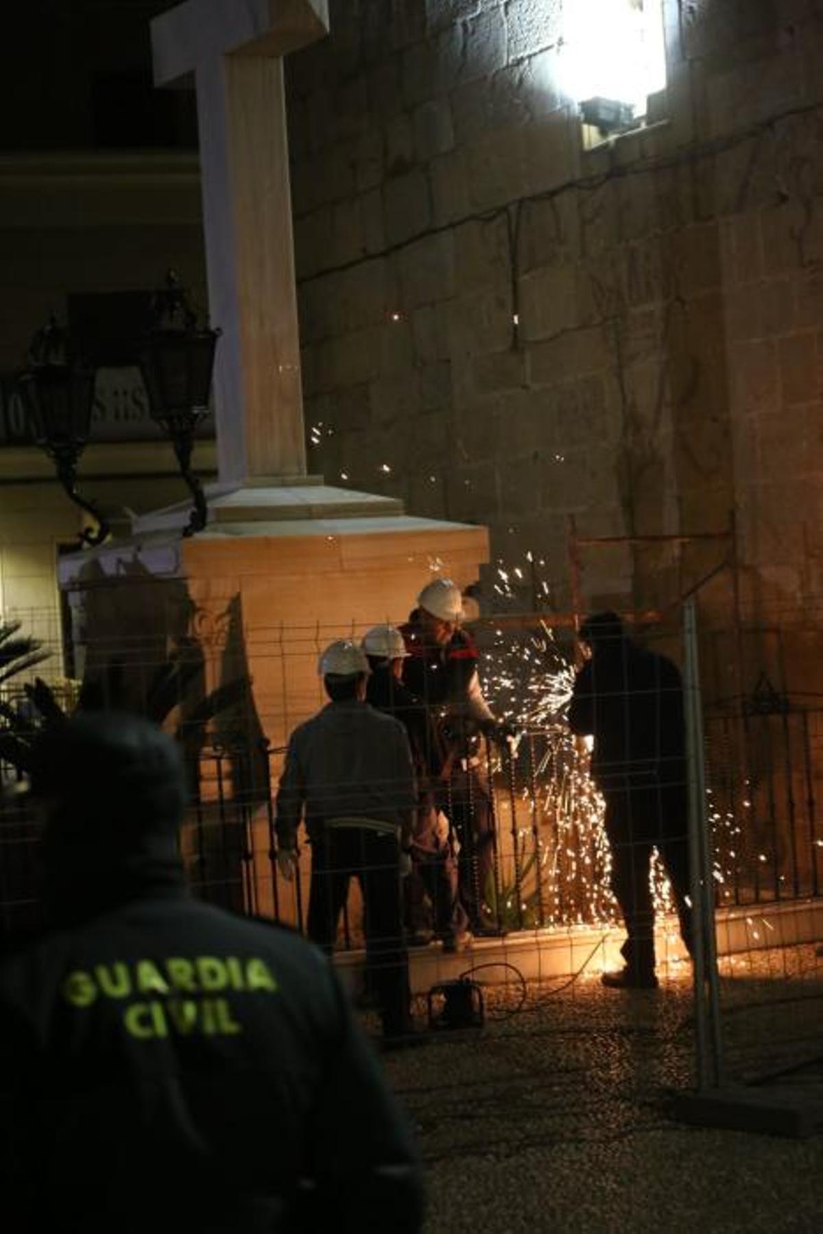 Los operarios han comenzado a las cuatro de la mañana cortando la cruz desde la base con la Guardia Civil impidiendo el paso a vecinos  en contra y a favor de la intervención