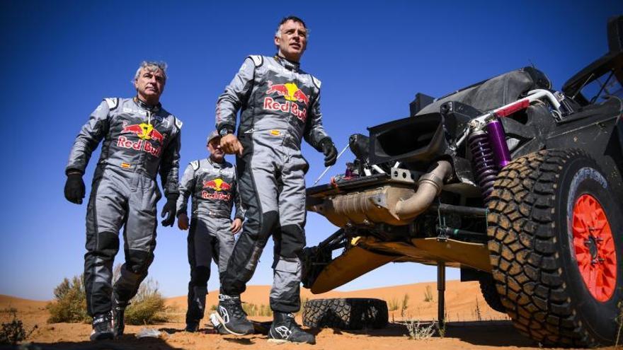 Carlos Sainz pierde una hora y se le escapa el sueño del Dakar