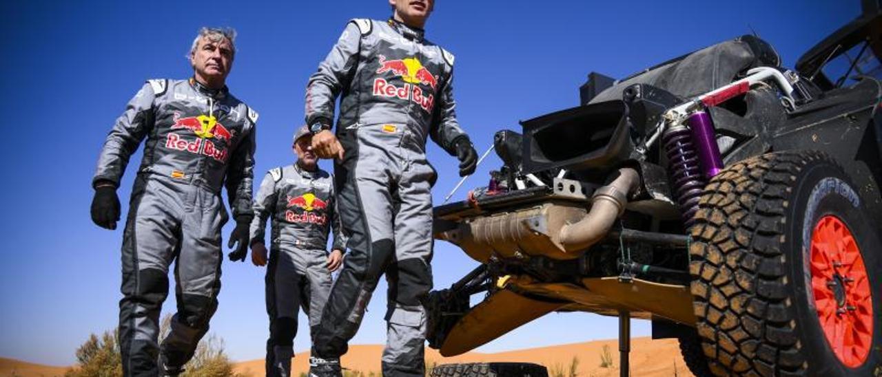 Carlos Sainz, ayer, a la izquierda, se queda sin opciones de ganar en el Rally Dakar tras perder una hora . | Europa Press