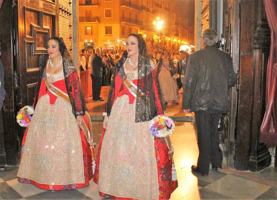 El remate lo protagonizaron las falleras de ese año: la corte de 2014...