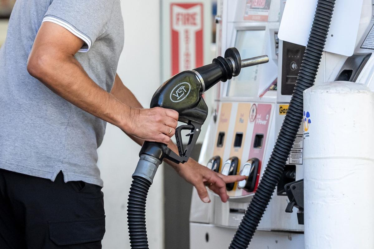 Un hombre poniendo gasolina.