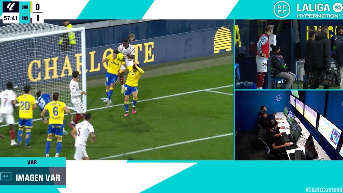 Gorka Etayo, a instancias de Rubén Ávalos, que le avisó desde el VAR, anuló un gol que nunca debió ser anulado.