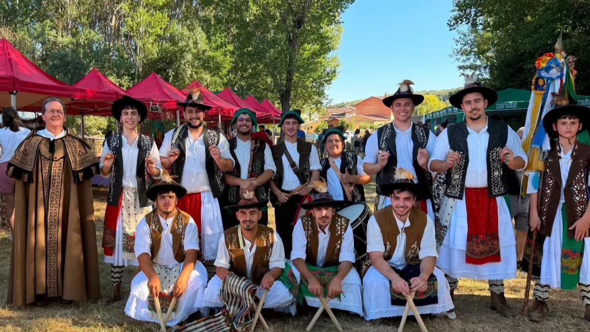 Los integrantes del grupo de danza posan en una foto para el recuerdo tras su actuación en Valer de Aliste.