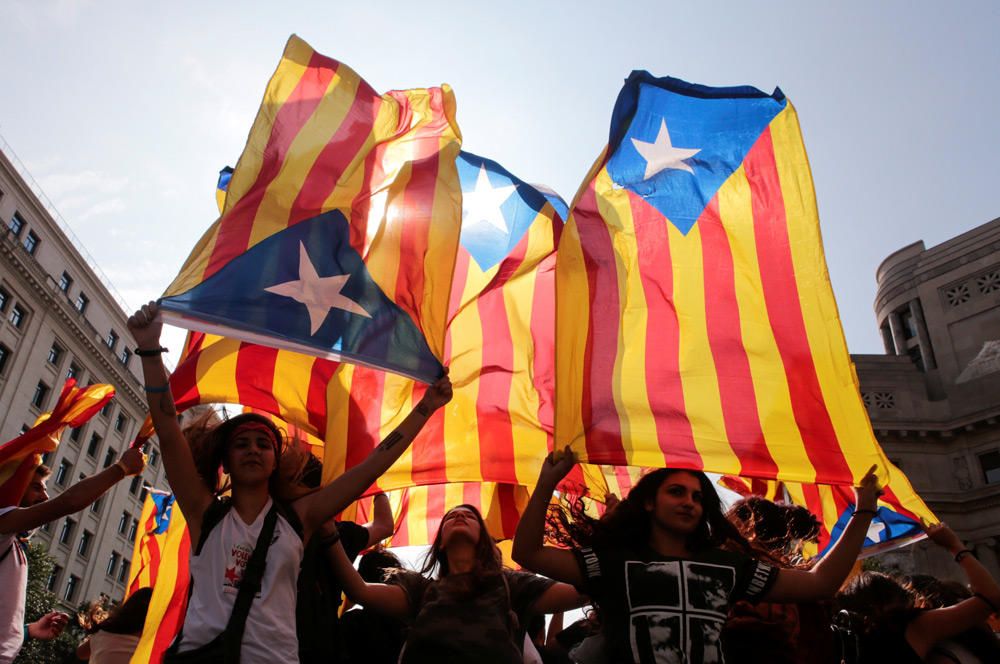 Multitudinaria concentración en Barcelona en protesta por las cargas del 1-O