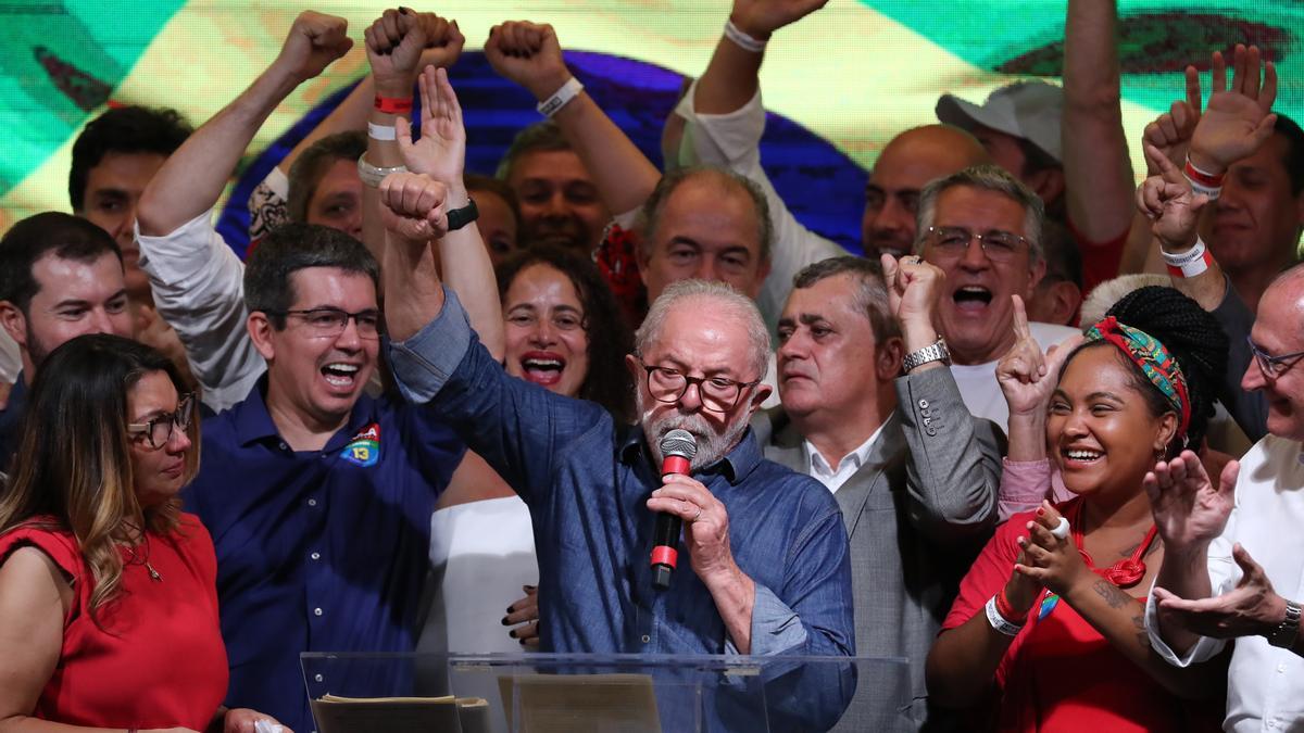 Lula da Silva, arropado los por suyos, celebra la victoria electoral.