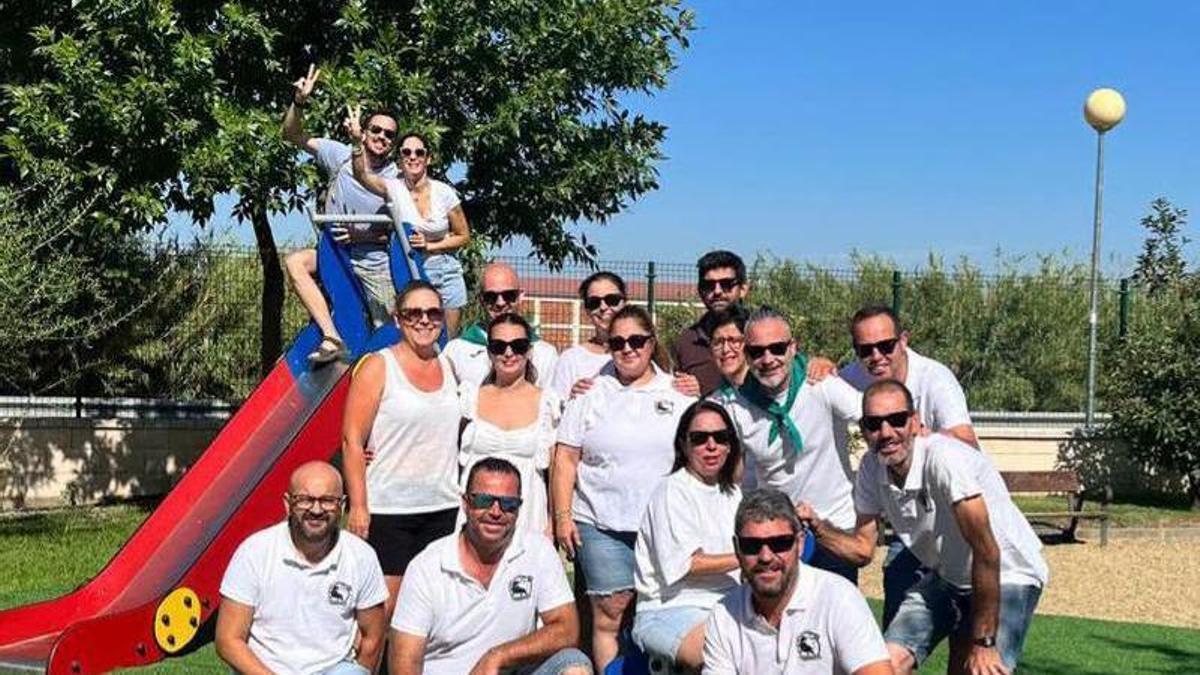 Integrantes de la Comisión de Festejos 2025, en el parque.