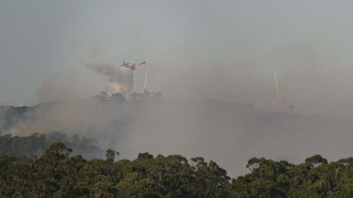 Un incendio en Corme obliga a evacuar a vecinos
