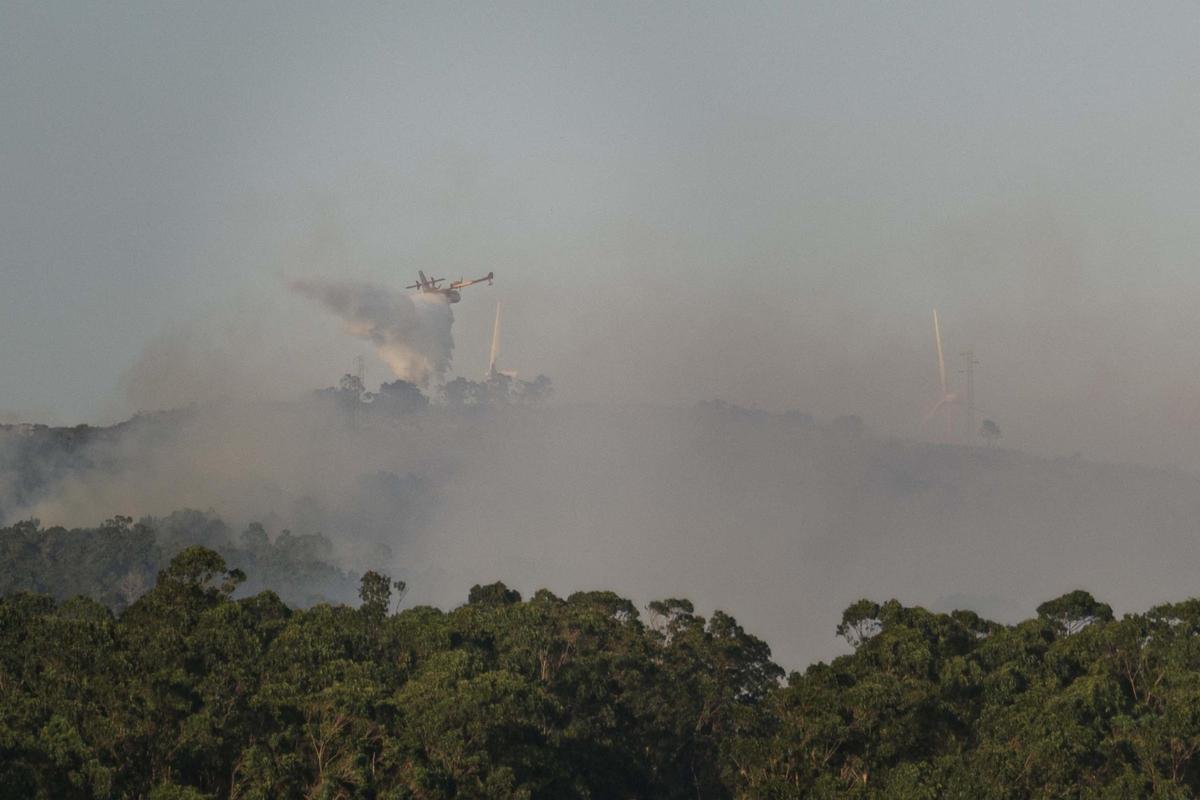 Un incendio en Corme obliga a evacuar a vecinos