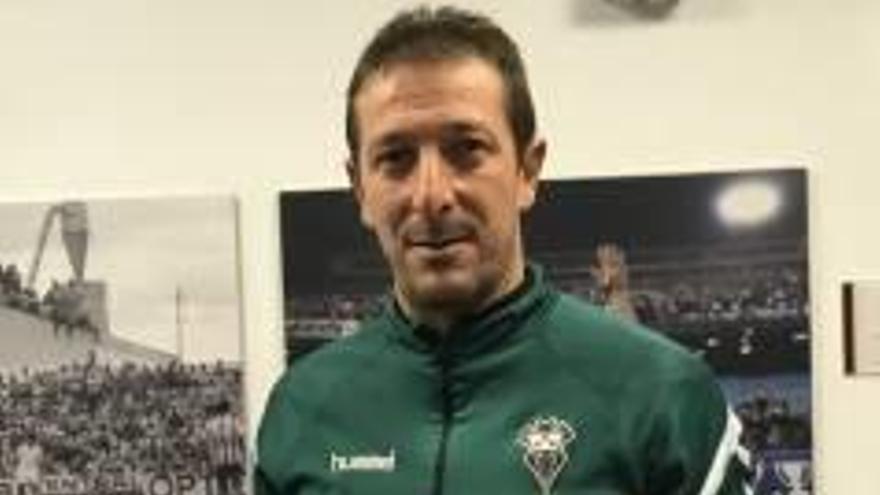 El técnico Ramis posa ayer con la tercera equipación del Albacete.