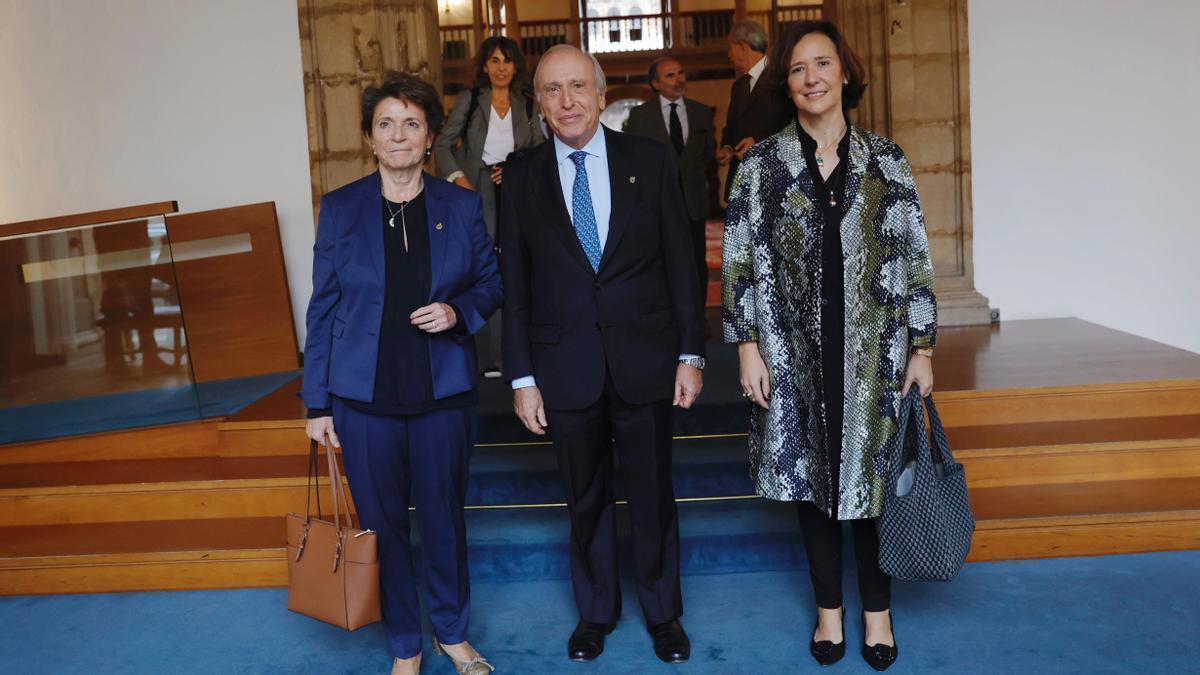 Por la izquierda, Ana Isabel Fernández Álvarez, Luis Fernández-Vega y Teresa Sanjurjo.