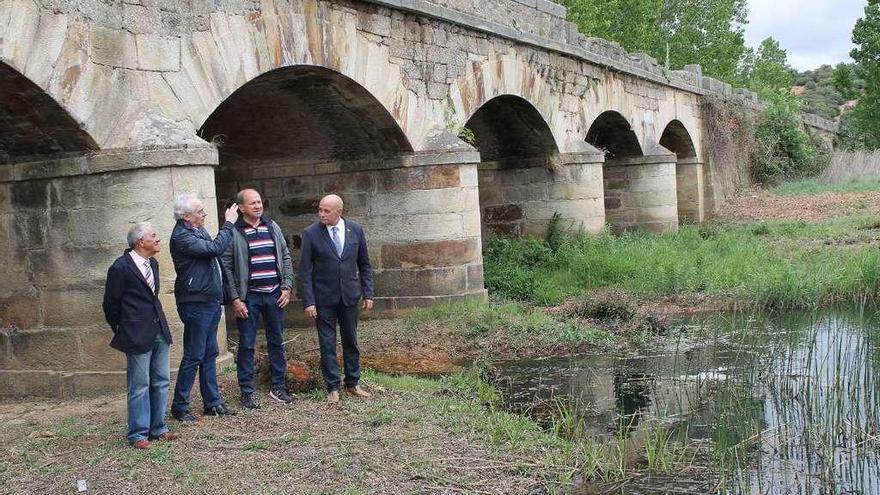 El subdelegado junto al alcalde de Camarzana y responsables de la CHD visitan el puente del Regato