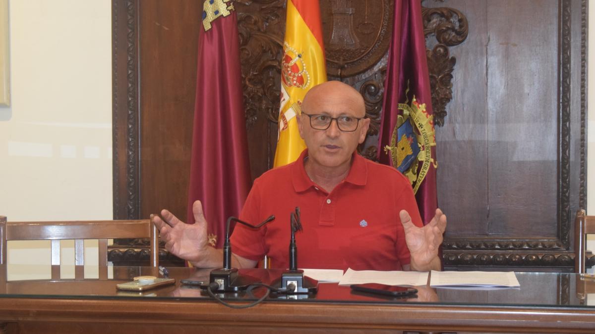 El portavoz de IU-Podemos-AV en Lorca, Pedro Sosa, presentando este viernes dos mociones en el Ayuntamiento.