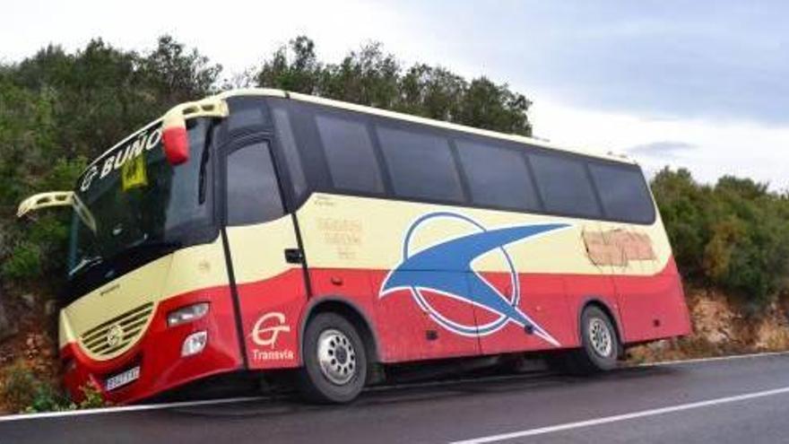 Un autobús escolar se sale de la carretera en Turís