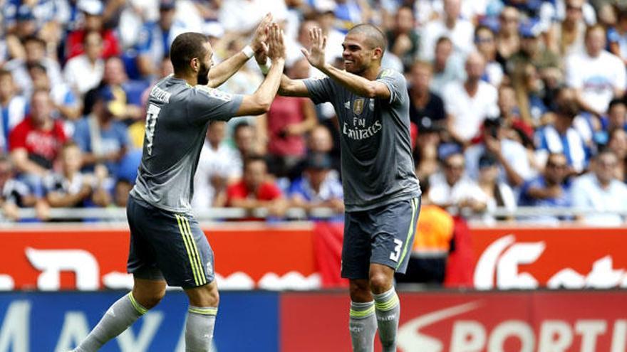 Benzema (i) y Pepe celebran uno de los goles al Espanyol.