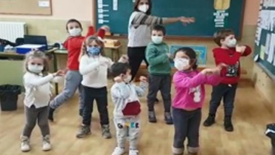 Niños de Zamora en plena coreografía.