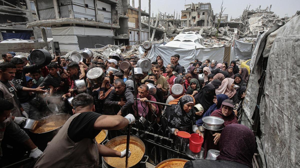Gazatíes esperan para recibir ayuda alimentaria en Jabalia, en la Franja de Gaza