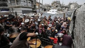 Gazatíes esperan para recibir ayuda alimentaria en Jabalia, en la Franja de Gaza