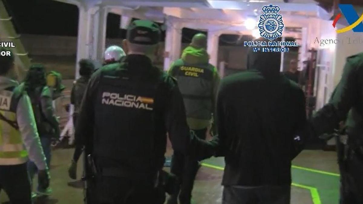En imágenes: así fue la operación para detener al polizón que llegó con 130 kilos de cocaína al puerto de Gijón.