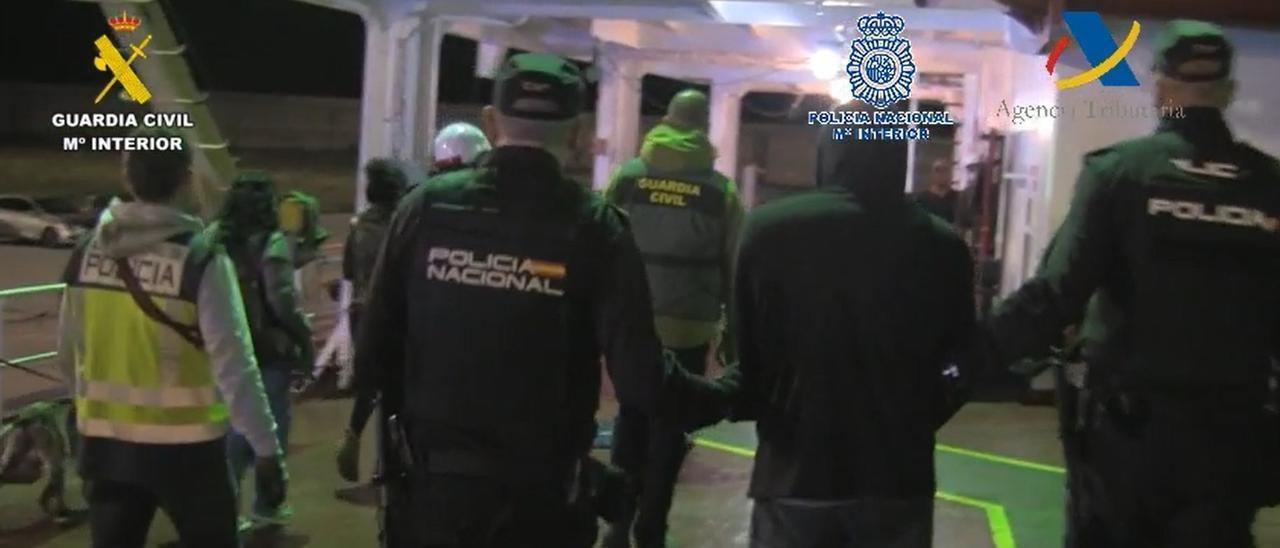 En imágenes: así fue la operación para detener al polizón que llegó con 130 kilos de cocaína al puerto de Gijón.