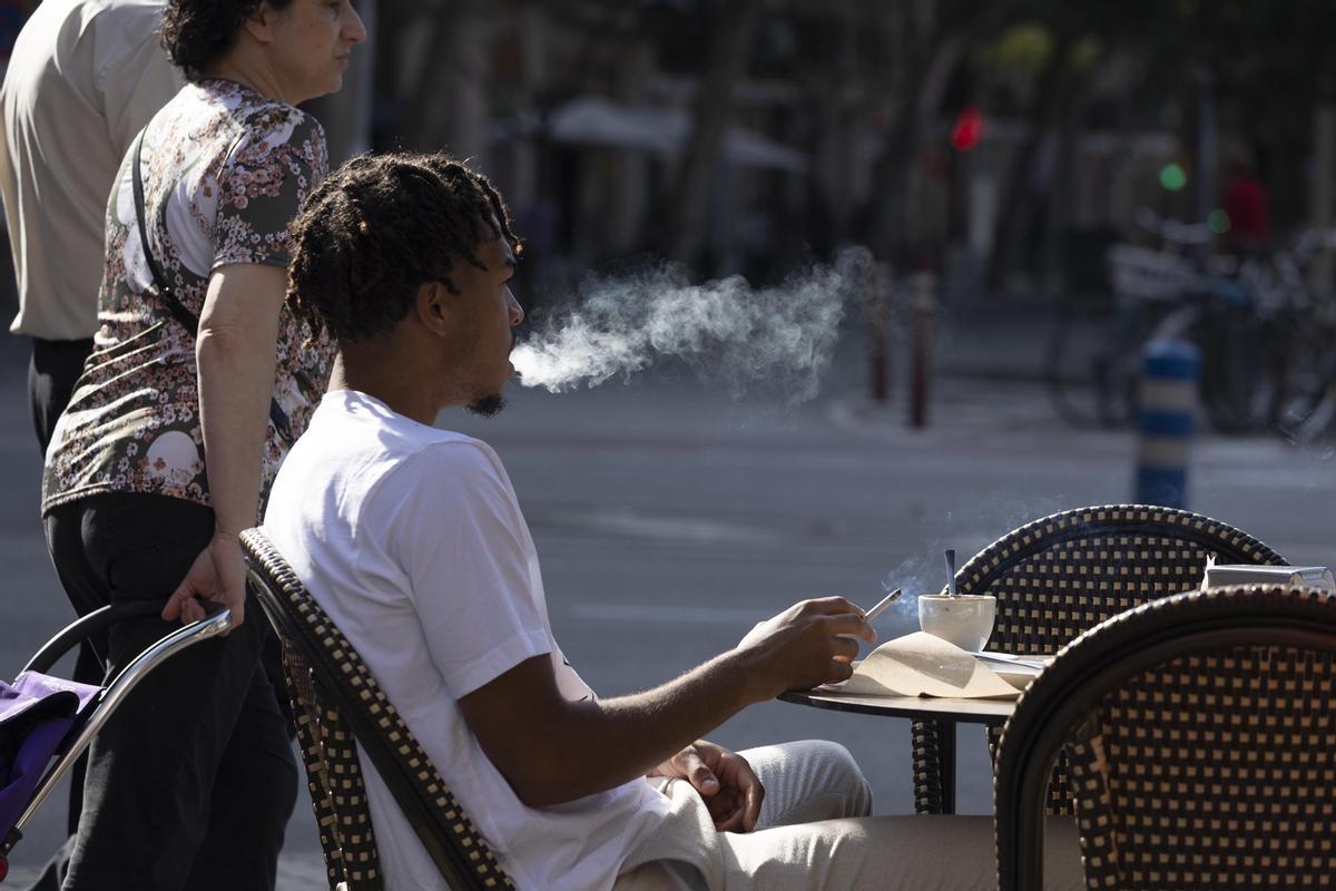 Marxa enrere en la lluita antitabac: les lleis s’encallen i el fum torna a les terrasses dels bars