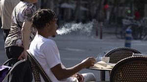 Marxa enrere en la lluita antitabac: les lleis s’encallen i el fum torna a les terrasses dels bars