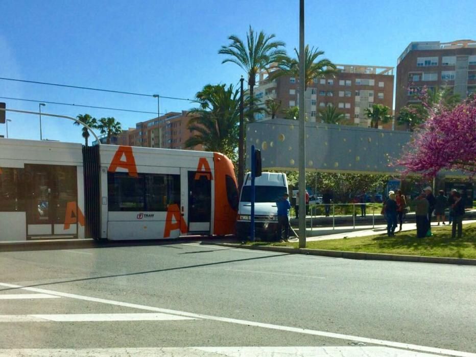 El vehículo ha quedado en medio de la vía aunque no ha habido que lamentar heridos