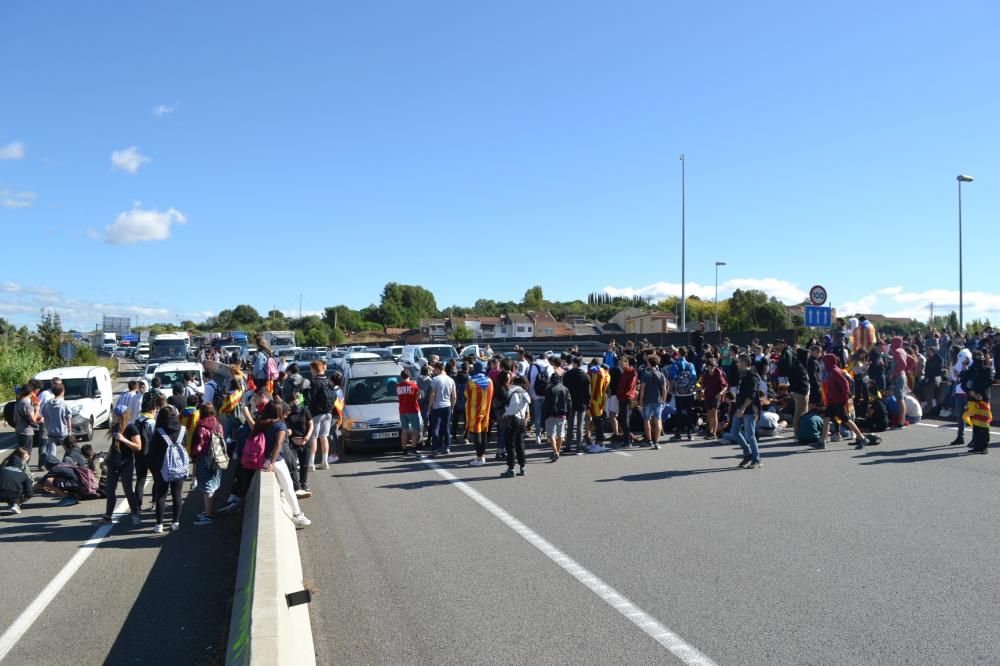 Els estudiants buiden les aules i tornen a tallar el trànsit a Manresa