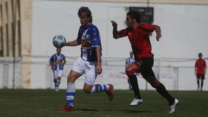 Manu Barreiro avanza con el balón controlado, perseguido por un contrario, durante un partido con el Jerez Industrial.