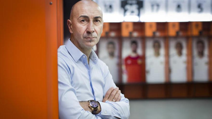 Entrevista al nuevo entrenador del Valencia CF Pako Ayestarán