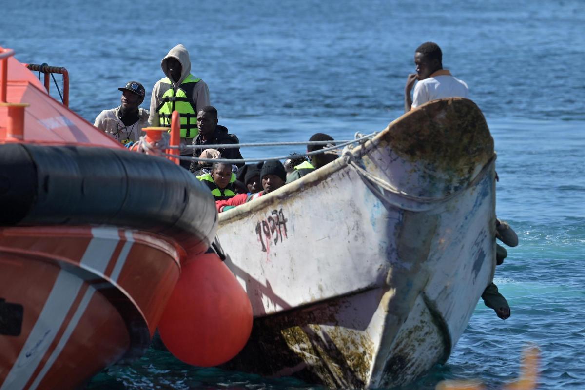 Salvamento rescata a 105 migrantes, entre ellos tres menores, en dos cayucos en El Hierro