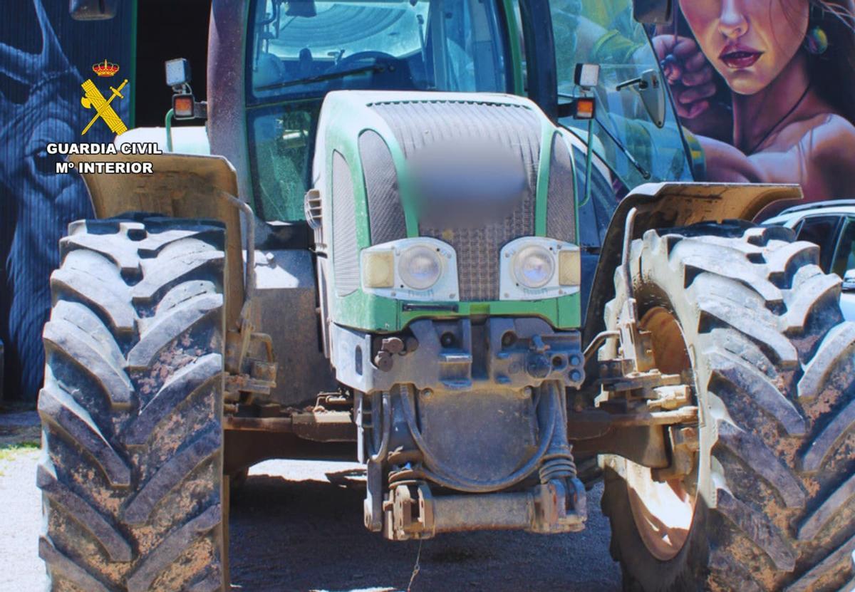 La Guardia Civil detiene a dos personas por el robo de un tractor y una máquina de elevación telescópica que trataron de vender posteriormente.