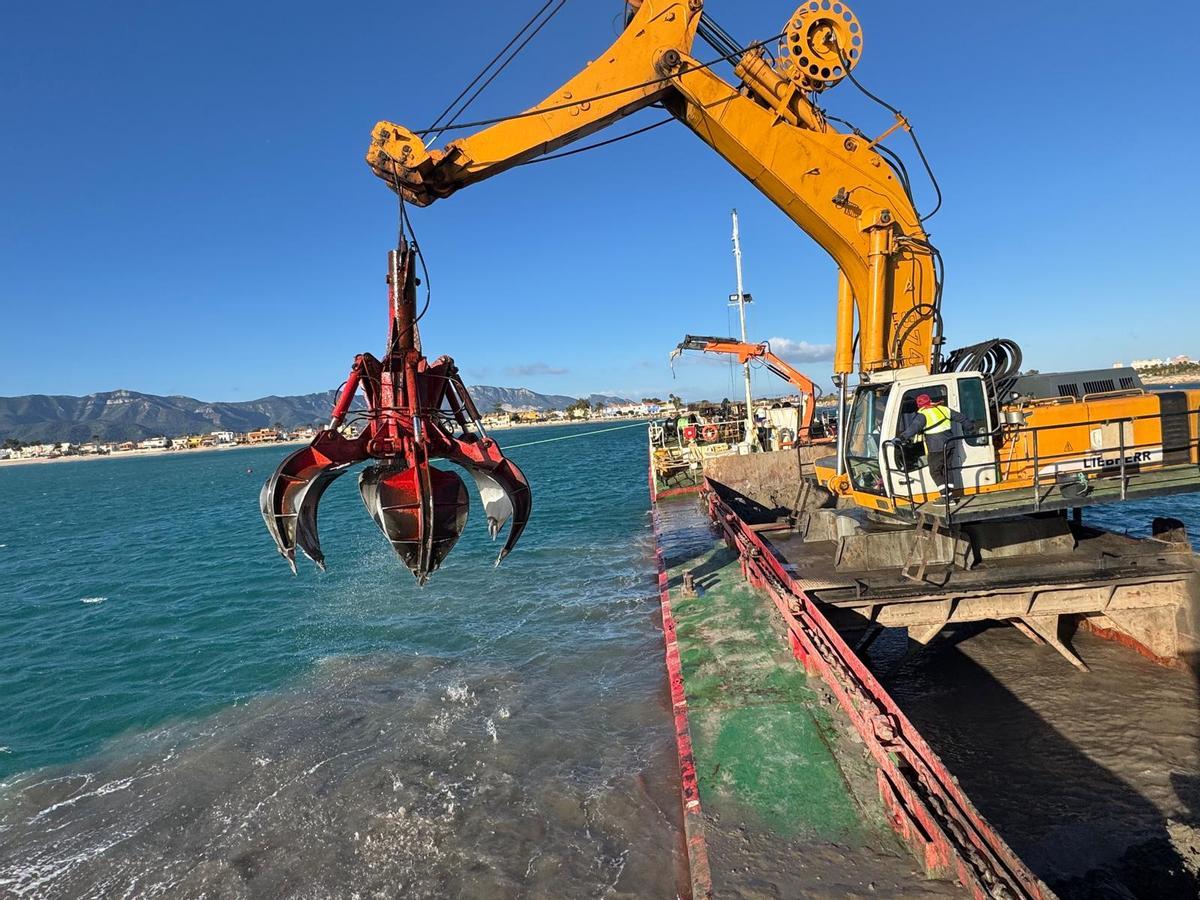 Plataforma que realiza la extracción de sedimentos con el litoral al fondo.