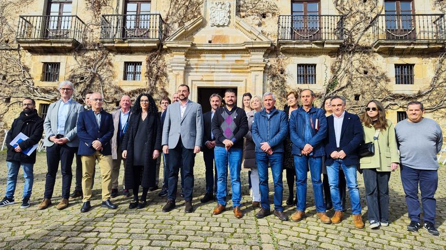 Barbón aboga por &quot;garantizar&quot; el asturiano en &quot;todos los ámbitos de la vida social&quot; en la presentación de una guía sobre su uso ante la Administración