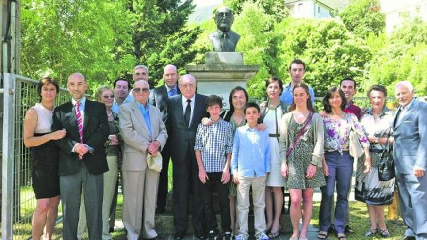El marqués de Ibias, con toda su familia presente, frente al busto que preside el colegio que lleva su nombre en San Antolín. / pepe rodríguez