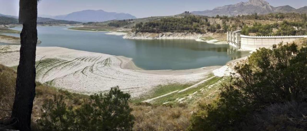 La CHJ cierra Beniarrés a los regantes y sólo libera agua para el caudal ecológico del Serpis