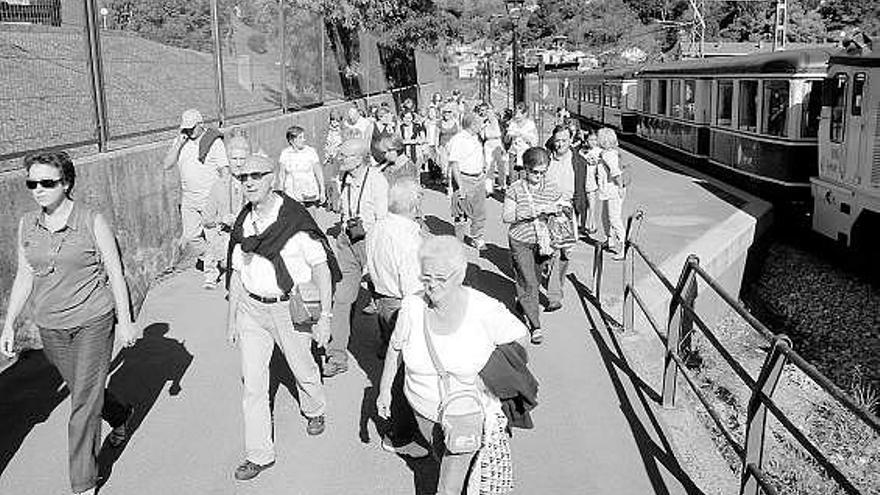 Usuarios del Tren de la Biosfera, bajándose en la estación de San Vicente.