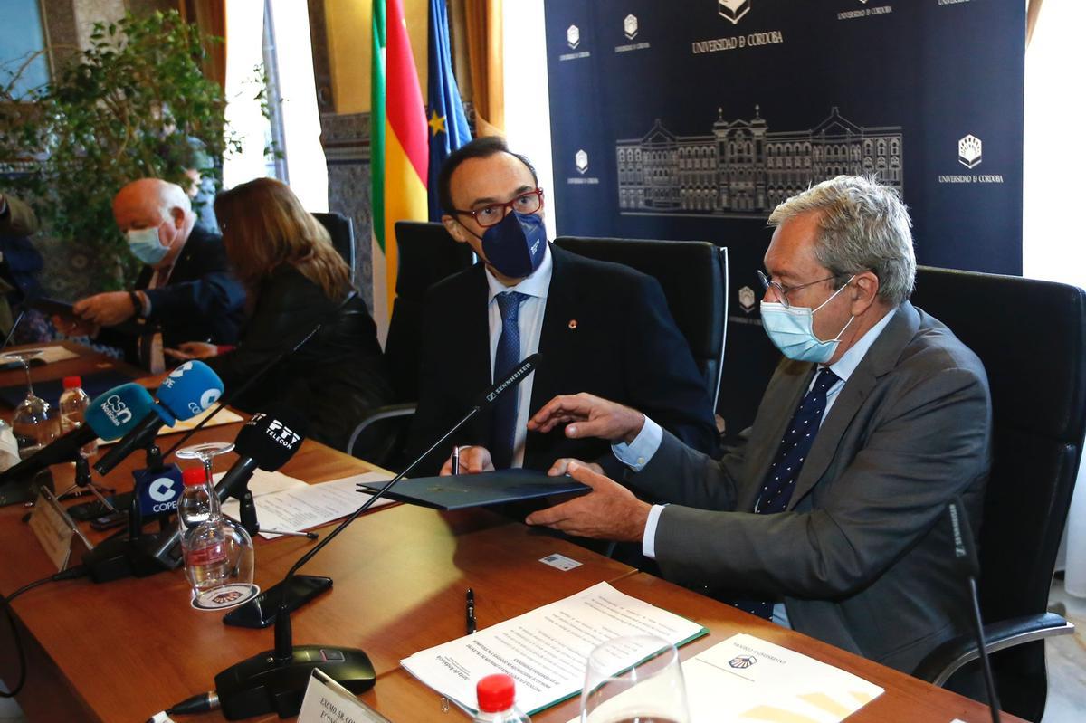 Firma en Córdoba del convenio entre la UCO y la Junta para la creación de un Centro Andaluz de Investigación en Zoonosis y de Vigilancia de Enfermedades Emergentes.