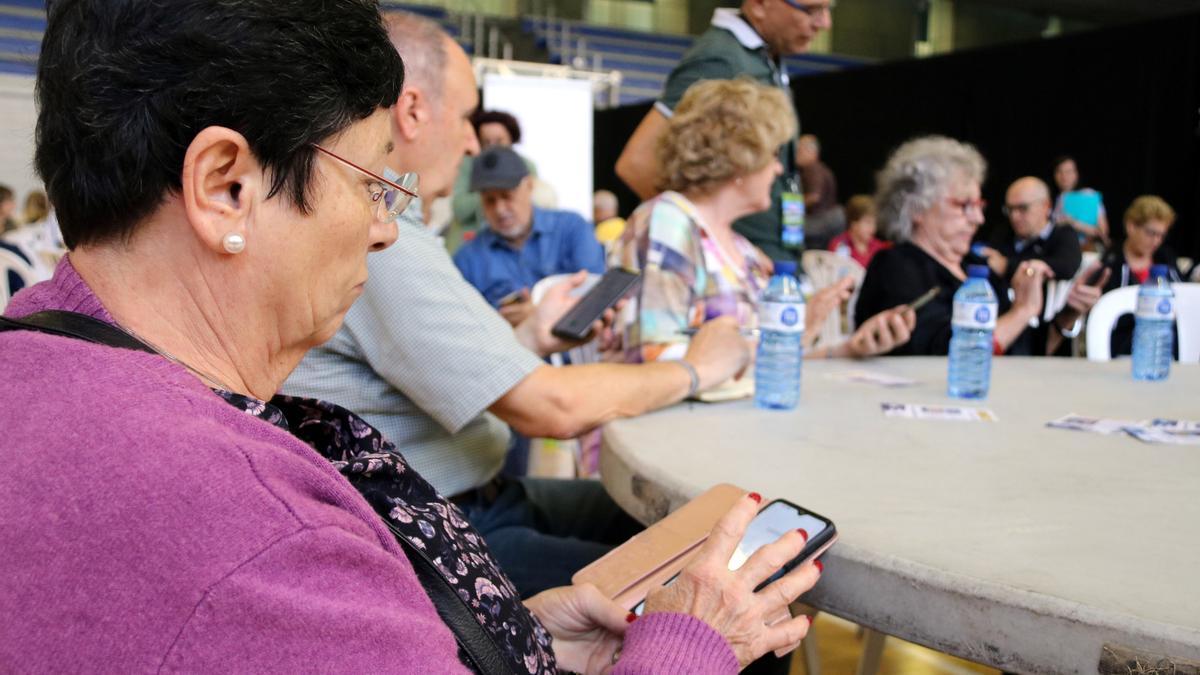 Una participant manipulant el seu telèfon