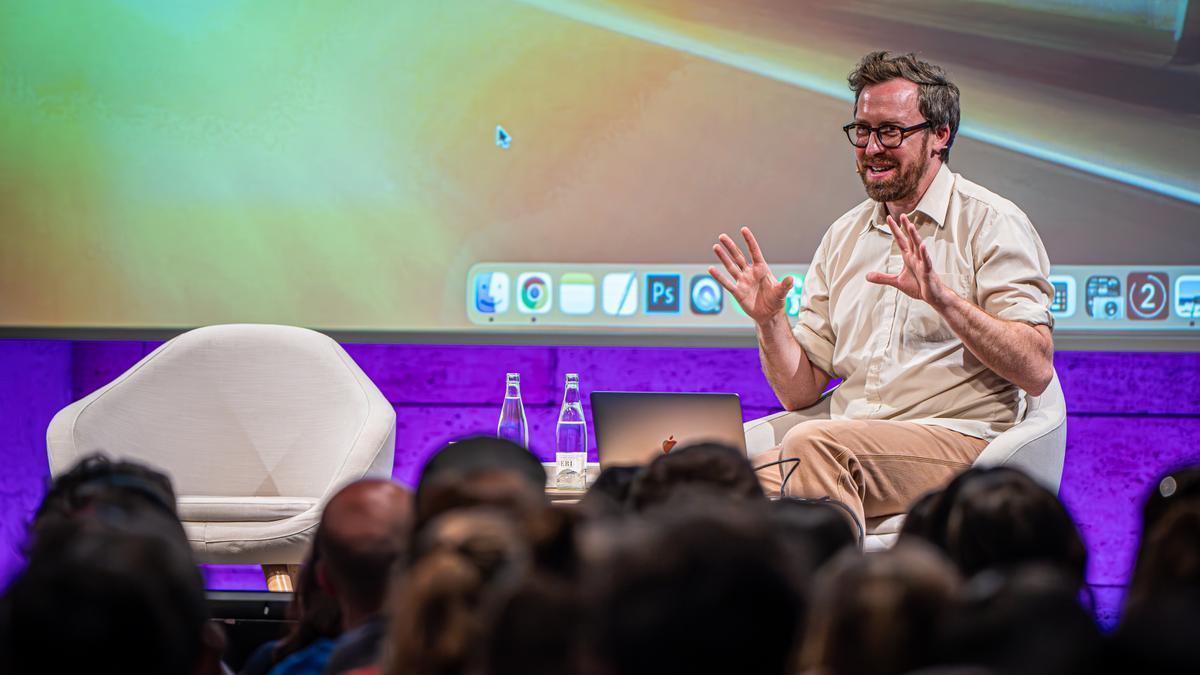 John Wilson durante su clase magistral en el Hall del CCCB