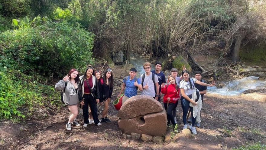 Alumnos de Marbella limpian el histórico molino de Guadalpín