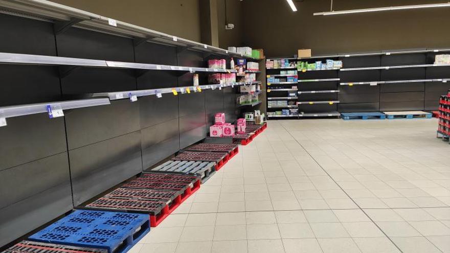 Estantes vacíos en los supermercados y retrasos en los talleres de coches por la huelga