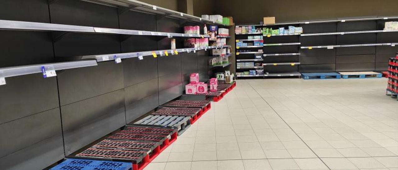 Estantes de leche, vacíos ayer en supermercados de la comarca.